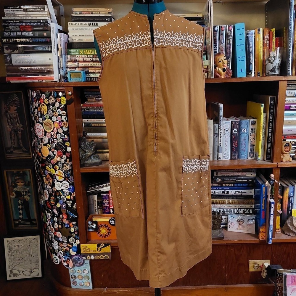 Vintage 70's brown and white zip up house dress with embroidered details